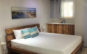 Holiday Surf Lodge